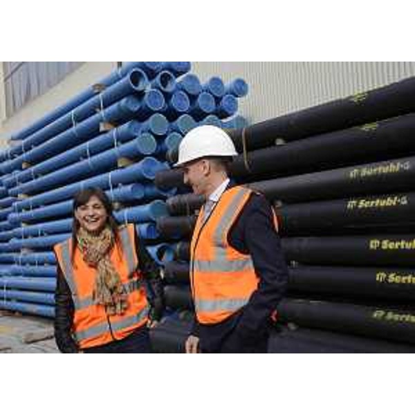 Debora Serracchiani (Presidente Regione Friuli Venezia Giulia) e Massimiliano Iuvara (Direttore stabilimento Sertubi Jindal Saw Italia) - Trieste 04/03/2016