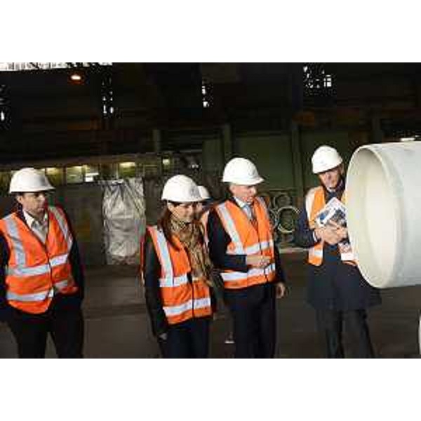 Debora Serracchiani (Presidente Regione Friuli Venezia Giulia) visita lo stabilimento della Sertubi Jindal Saw Italia accompagnata da Massimiliano Iuvara (Direttore stabilimento) - Trieste 04/03/2016