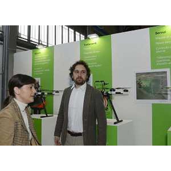 Davide Cuttini (Amministratore Adron Technology S.r.l.) accompagna Debora Serracchiani (Presidente Regione Friuli Venezia Giulia) nella visita alla Adron Technology S.r.l. - Mels di Colloredo 07/03/2016