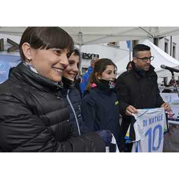 Debora Serracchiani (Presidente Regione Friuli Venezia Giulia) e Antonio Di Natale (Calciatore) alla cerimonia di apertura delle finali nazionali dei Campionati studenteschi degli Sport invernali, in piazza XX Settembre - Tolmezzo 08/03/2016