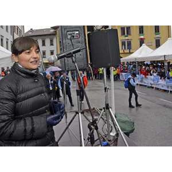 Debora Serracchiani (Presidente Regione Friuli Venezia Giulia) alla cerimonia di apertura delle finali nazionali dei Campionati studenteschi degli Sport invernali, in piazza XX Settembre - Tolmezzo 08/03/2016