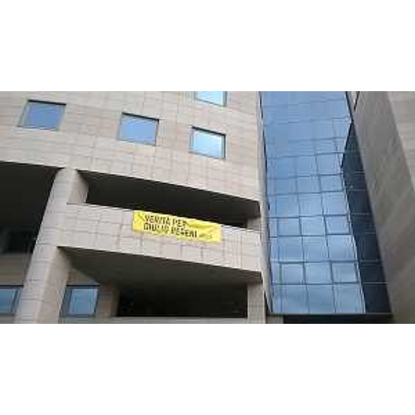 Lo striscione dell'iniziativa "Verità per Giulio Regeni", proposta dalla Famiglia Regeni e da Amnesty International Italia, sul Palazzo della Regione autonoma Friuli Venezia Giulia in via Sabbadini 31 - Udine 09/03/2016
