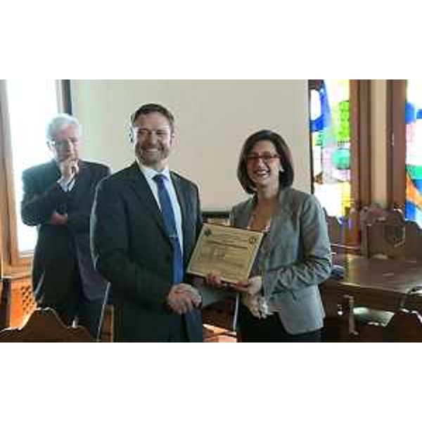 Claudio Kovatsch (Commissario straordinario Comune Grado), Jeffrey Brlecic (Responsabile missione USA) e Sara Vito (Assessore regionale Ambiente) alla conferenza stampa sulla missione di recupero in mare dei resti dei soldati americani scomparsi in combattimento nella Seconda Guerra Mondiale - Municipio di Grado 09/03/2016
