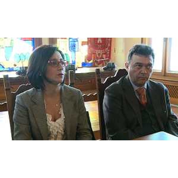 Sara Vito (Assessore regionale Ambiente) e Agostino Maio (Capo Gabinetto Regione FVG) alla conferenza stampa sulla missione di recupero in mare dei resti dei soldati americani scomparsi in combattimento nella Seconda Guerra Mondiale - Municipio di Grado 09/03/2016