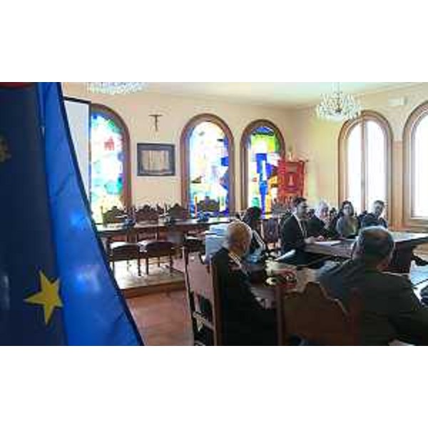 Claudio Kovatsch (Commissario straordinario Comune Grado) e Sara Vito (Assessore regionale Ambiente) alla conferenza stampa sulla missione di recupero in mare dei resti dei soldati americani scomparsi in combattimento nella Seconda Guerra Mondiale - Municipio di Grado 09/03/2016