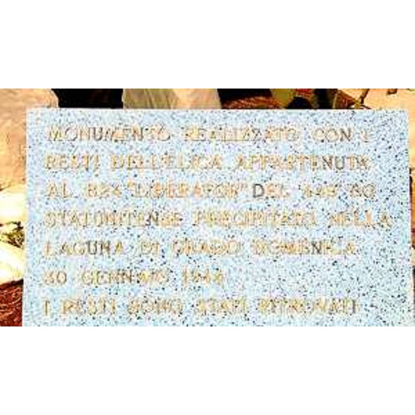 Targa commemorativa del ritrovamento dei resti del B24 statunitense precipitato nella Laguna nel 1944 - Grado 09/03/2016
