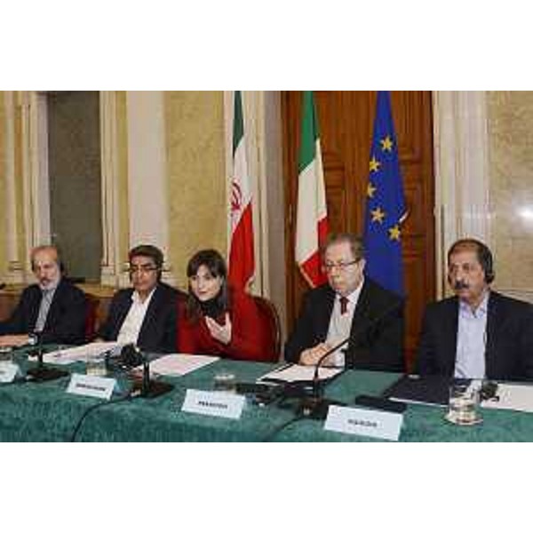 Reza Mansouri (Consigliere viceministro iraniano Ahmadi), Vahid Ahmadi (Viceministro Scienza, Ricerca e Trasferimento tecnologico Repubblica Islamica Iran), Debora Serracchiani (Presidente Regione Friuli Venezia Giulia), Alfonso Franciosi (Presidente e ceo Elettra Sincrotrone Trieste) e Javad Rahighi (Direttore Iranian Light Source Facility / ILSF) al Tavolo dell'Accordo tra Elettra Sincrotrone Trieste e Institute for Research in Fundamental Sciences (IPM) Teheran, nella sede della Regione FVG in piazza Unità d'Italia - Trieste 11/03/2016