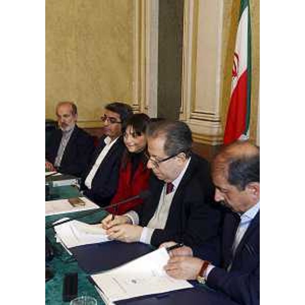 Reza Mansouri (Consigliere viceministro iraniano Ahmadi), Vahid Ahmadi (Viceministro Scienza, Ricerca e Trasferimento tecnologico Repubblica Islamica Iran), Debora Serracchiani (Presidente Regione Friuli Venezia Giulia), Alfonso Franciosi (Presidente e ceo Elettra Sincrotrone Trieste) e Javad Rahighi (Direttore Iranian Light Source Facility / ILSF) al Tavolo dell'Accordo tra Elettra Sincrotrone Trieste e Institute for Research in Fundamental Sciences (IPM) Teheran, nella sede della Regione FVG in piazza Unità d'Italia - Trieste 11/03/2016