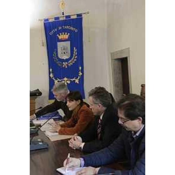 Paolo Panontin (Assessore Autonomie locali), Debora Serracchiani (presidente Friuli Venezia Giulia), Celio Cossa (sindaco Tarcento) e Vincenzo Martines (presidente V Commissione Consiglio regionale FVG) all'incontro con gli undici sindaci della UTI del Torre - Tarcento 12/03/2016