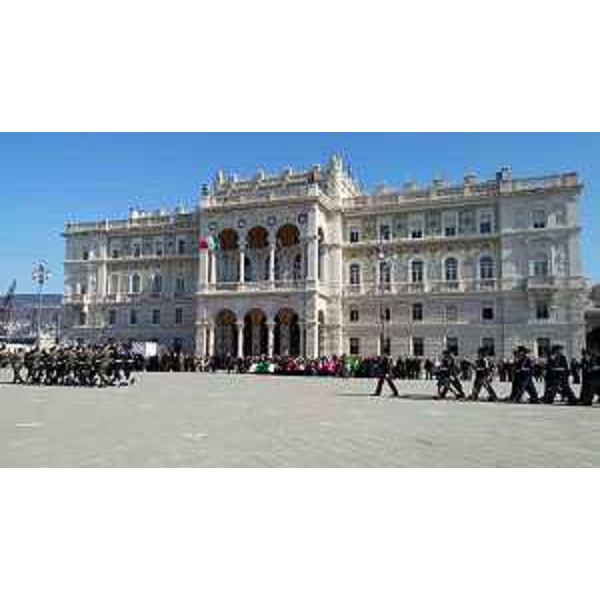 Cerimonia dell'alzabandiera in occasione della celebrazione della Festa dell'Unità nazionale in piazza Unità d'Italia - Trieste 17/03/2016