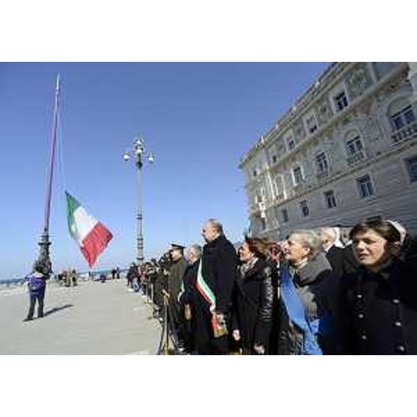Annapaola Porzio (Prefetto Trieste), Roberto Cosolini (Sindaco Trieste), Debora Serracchiani (Presidente Regione Friuli Venezia Giulia), (Maria Teresa Bassa Poropat (Presidente Provincia Trieste) alla celebrazione della Festa dell'Unità nazionale in piazza Unità d'Italia - Trieste 17/03/2016