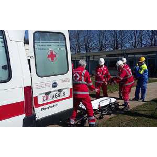 Volontari della Croce Rossa e di Protezione civile all'esercitazione antisismica nella scuola elementare - Pinzano al Tagliamento 18/03/2016
