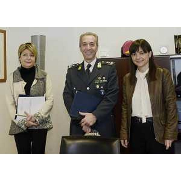 Maria Sandra Telesca (Assessore regionale Politiche sociali e Famiglia), Giuseppe Gerli (Comandante regionale Guardia di Finanza) e Debora Serracchiani (Presidente Regione Friuli Venezia Giulia) nella sede della Regione FVG - Udine 21/03/2016