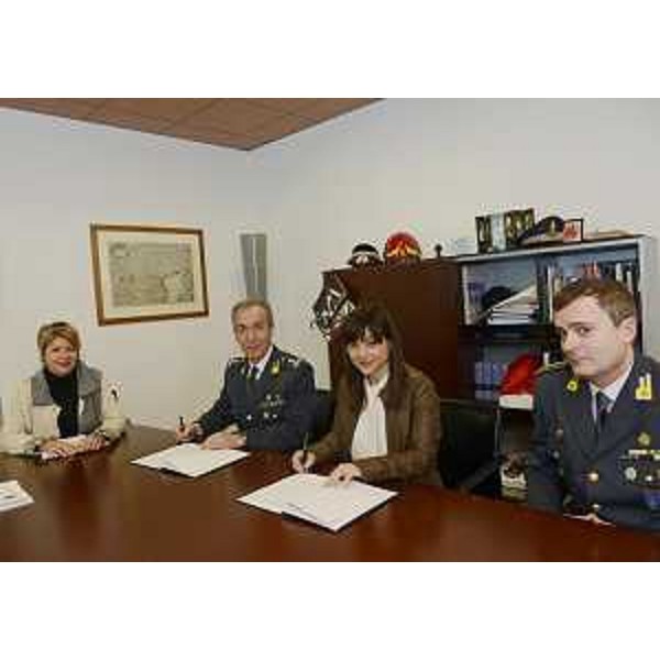 Maria Sandra Telesca (Assessore regionale Politiche sociali e Famiglia), Giuseppe Gerli (Comandante regionale Guardia di Finanza) e Debora Serracchiani (Presidente Regione Friuli Venezia Giulia) alla firma del Protocollo d'intesa tra Regione FVG e Comando regionale della Guardia di Finanza per il coordinamento dei controlli e dello scambio di informazioni sulle misure attive di sostegno al reddito - Udine 21/03/2016