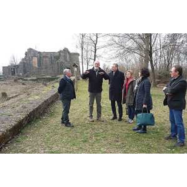 Luciano de Biasio (Assessore comunale Rapporti esterni Grandi Opere), Mauro Vita (Progettista), Sergio Bolzonello (Vicepresidente Regione FVG e assessore Turismo), Debora Del Basso (Sindaco Pinzano), Isabella Reale (Assessore comunale Cultura) e Raffaele Millin (Vicesindaco Pinzano) presso il Sacrario Germanico - Pinzano al Tagliamento 21/03/2016