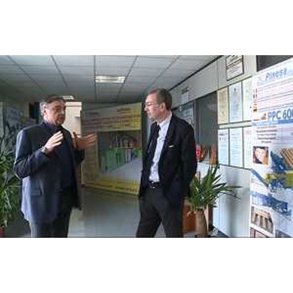 Mauro Pinosa (Titolare) accompagna Sergio Bolzonello (Vicepresidente Regione FVG e assessore Attività produttive) nella visita alla Pinosa S.r.l. - Tarcento 22/03/2016