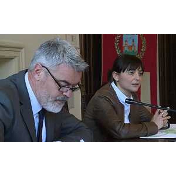 Debora Serracchiani (Presidente Regione Friuli Venezia Giulia) e Paolo Panontin (Assessore regionale Autonomie locali) all'incontro con i sindaci della costituenda Unione Territoriale Intercomunale (UTI) Canal del Ferro - Val Canale, nella Sala consiliare del Municipio - Pontebba 22/03/2016