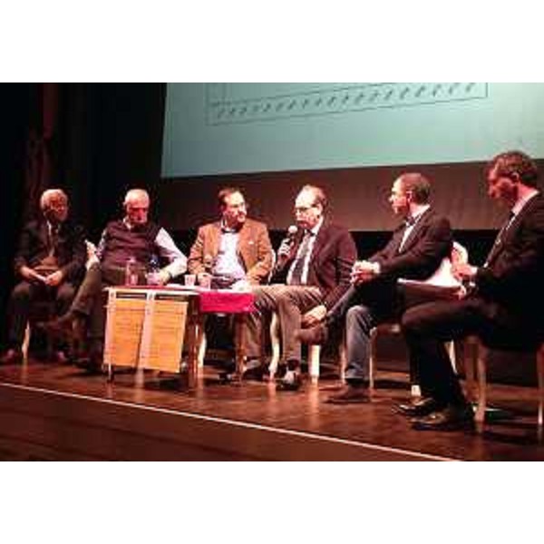 Giovanni Frau (Già presidente Osservatorio regionale lingua e cultura friulana), Sergio Cecotti (Già presidente Regione FVG), William Cisilino (Direttore ARLeF e moderatore), Gianni Torrenti (Assessore regionale Cultura), Lorenzo Fabbro (Presidente ARLeF) e Michele Gazzola (Docente Università Humboldt Berlino) alla tavola rotonda "Lingua friulana e autonomia. I venti anni della legge regionale 15 del 1996" - San Vito al Tagliamento 22/03/2016