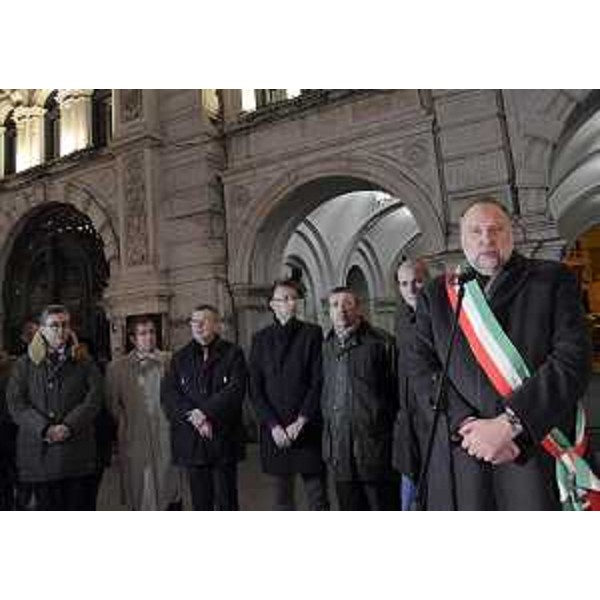 Francesco Peroni (Assessore regionale Coordinamento e Programmazione Politiche economiche e comunitarie) durante l'intervento di Roberto Cosolini (Sindaco Trieste) alla manifestazione di cittadini e rappresentanti delle istituzioni contro il terrore dei tragici attentati di Bruxelles, in piazza Unità d'Italia - Trieste 23/03/2016