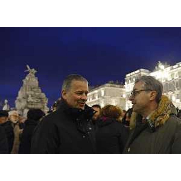 Paolo Tassinari (Assessore Cultura Comune Trieste) e Francesco Peroni (Assessore regionale Coordinamento e Programmazione Politiche economiche e comunitarie) alla manifestazione di cittadini e rappresentanti delle istituzioni contro il terrore dei tragici attentati di Bruxelles, in piazza Unità d'Italia - Trieste 23/03/2016