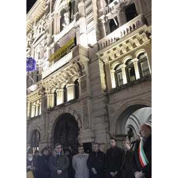 Francesco Peroni (Assessore regionale Coordinamento e Programmazione Politiche economiche e comunitarie) durante l'intervento di Roberto Cosolini (Sindaco Trieste) alla manifestazione di cittadini e rappresentanti delle istituzioni contro il terrore dei tragici attentati di Bruxelles, in piazza Unità d'Italia - Trieste 23/03/2016