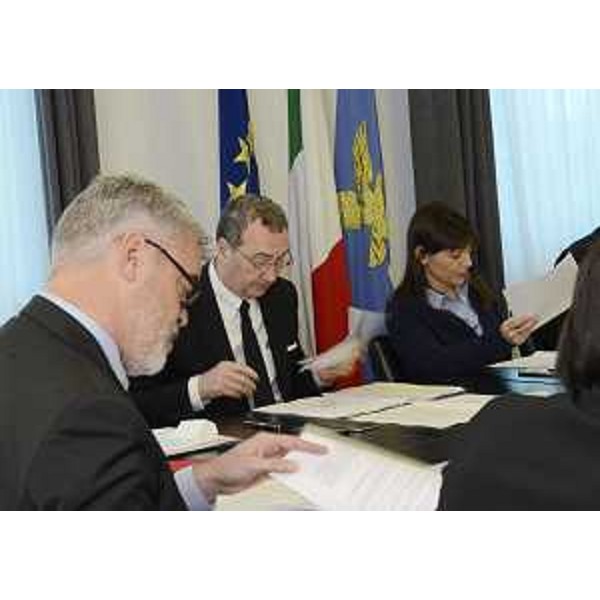 Paolo Panontin (Assessore regionale Autonomie locali e Coordinamento Riforme, Comparto unico, Sistemi informativi, Caccia e Risorse ittiche, delegato Protezione civile), Sergio Bolzonello (Vicepresidente Regione FVG e assessore Attività produttive, Turismo e Cooperazione) e Debora Serracchiani (Presidente Regione Friuli Venezia Giulia) nel corso della riunione della Giunta del FVG - Udine 25/03/2016