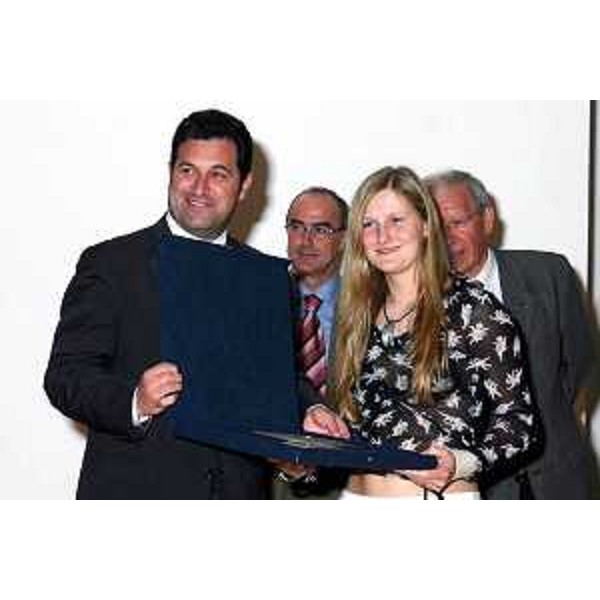 Franco Iacop (Assessore regionale per le relazioni internazionali, comunitarie e autonomie locali) con i premia un'"Aquile d'oro" 2005 (Grado, 15/06/06)