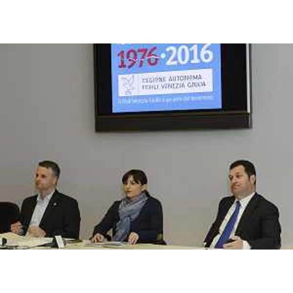 Fabio Di Bernardo (Sindaco Venzone), Debora Serracchiani (Presidente Regione Friuli Venezia Giulia) e Franco Iacop (Presidente Consiglio regionale) alla conferenza stampa di presentazione del programma regionale "Identità e rinascita. 1976-2016, il Friuli Venezia Giulia a 40 anni dal terremoto" - Udine 29/03/2016