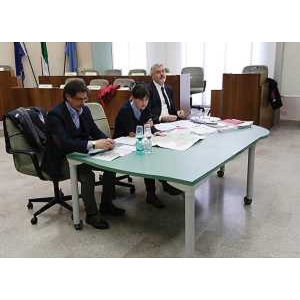 Vincenzo Martines (Presidente V Commissione consiliare), Debora Serracchiani (Presidente Regione Friuli Venezia Giulia) e Paolo Panontin (Assessore regionale Autonomie locali e Coordinamento Riforme, Comparto unico, Sistemi informativi, Caccia e Risorse ittiche, delegato Protezione civile) all'incontro dedicato all'Unione Territoriale Intercomunale (UTI) delle Dolomiti Friulane, in Municipio - Maniago 29/03/2016