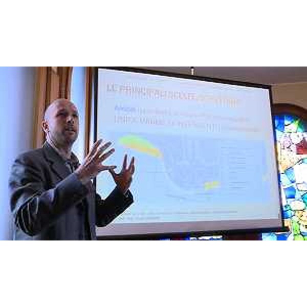Giulio Bernetti (Direttore area Urbanistica Comune Grado) alla presentazione della "variante spiagge" al Piano Regolatore Generale (PRG) del Comune, nella Sala consiliare municipale - Grado 29/03/2016