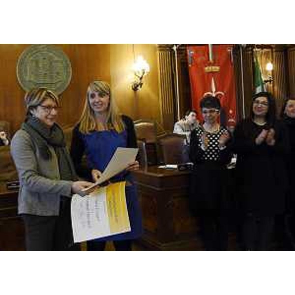 Maria Sandra Telesca (Assessore regionale Salute, Integrazione socio-sanitaria, Politiche sociali e Famiglia) consegna l'attestato di terapista "Early Start Denver Model (ESDM)" a Francesca Placer, nella Sala del Consiglio comunale - Trieste 30/03/2016