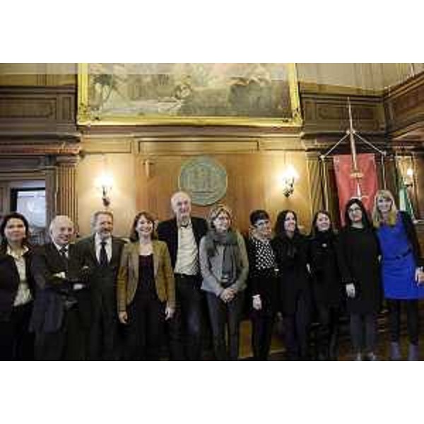 Raffaella Devescovi (Neuropsichiatra IRCCS Burlo Garofolo), Gianluigi Scannapieco (Direttore generale IRCCS Burlo Garofolo), Nicola Delli Quadri (Commissario straordinario AOU "Ospedali Riuniti" Trieste e AAS n. 1 "Triestina"), Antonella Grim (Assessore comunale Educazione), Cesarino Zago (Direttore Struttura Tutela salute bambino e adolescente AAS n. 1) e Maria Sandra Telesca (Assessore regionale Salute, Integrazione socio-sanitaria, Politiche sociali e Famiglia) alla cerimonia di consegna degli attestati di terapista "Early Start Denver Model (ESDM)" a Marcella Guerrieri, Antonella Celea, Monica Stocchi, Sara Frisari e Francesca Placer, nella Sala del Consiglio comunale - Trieste 30/03/2016