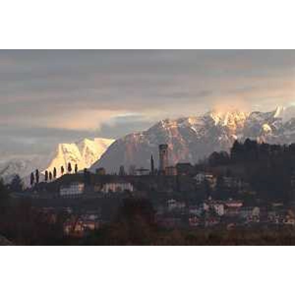 Il comune di Fagagna (Udine) verso il Monte Chiampon, all'alba. Foto: Archivio del Corpo forestale regionale - Marco Pradella