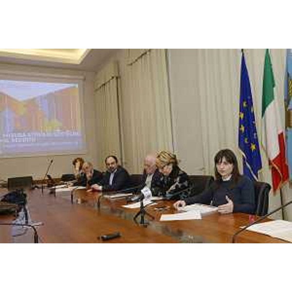 I consiglieri regionali Diego Moretti e Franco Rotelli, Maria Sandra Telesca (Assessore regionale Salute, Integrazione socio-sanitaria, Politiche sociali e Famiglia) e Debora Serracchiani (Presidente Regione Friuli Venezia Giulia) alla presentazione dei dati delle domande pervenute al 23 marzo 2016 per la Misura attiva di sostegno al reddito (legge regionale 15/2015) - Trieste 01/04/2016