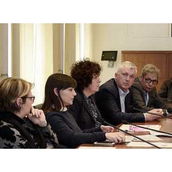 Maria Sandra Telesca (Assessore regionale Salute, Integrazione socio-sanitaria, Politiche sociali e Famiglia), Debora Serracchiani (Presidente Regione Friuli Venezia Giulia), Loredana Panariti (Assessore regionale Lavoro, Formazione, Istruzione, Pari Opportunità, Politiche giovanili, Ricerca e Università) e i consiglieri regionali Pietro Paviotti e Giulio Lauri alla presentazione dei dati delle domande pervenute al 23 marzo 2016 per la Misura attiva di sostegno al reddito (legge regionale 15/2015) - Trieste 01/04/2016