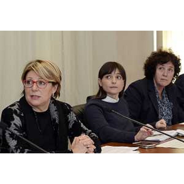 Maria Sandra Telesca (Assessore regionale Salute, Integrazione socio-sanitaria, Politiche sociali e Famiglia), Debora Serracchiani (Presidente Regione Friuli Venezia Giulia) e Loredana Panariti (Assessore regionale Lavoro, Formazione, Istruzione, Pari Opportunità, Politiche giovanili, Ricerca e Università) alla presentazione dei dati delle domande pervenute al 23 marzo 2016 per la Misura attiva di sostegno al reddito (legge regionale 15/2015) - Trieste 01/04/2016