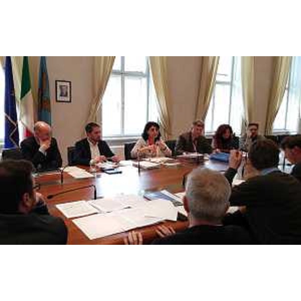 Gli assessori regionali Cristiano Shaurli (Risorse agricole e forestali) e Mariagrazia Santoro (Infrastrutture e Territorio) al Tavolo tecnico per la bozza di rinnovo del Protocollo sul Prosecco, con i portatori d'interesse del Carso - Trieste 01/04/2016