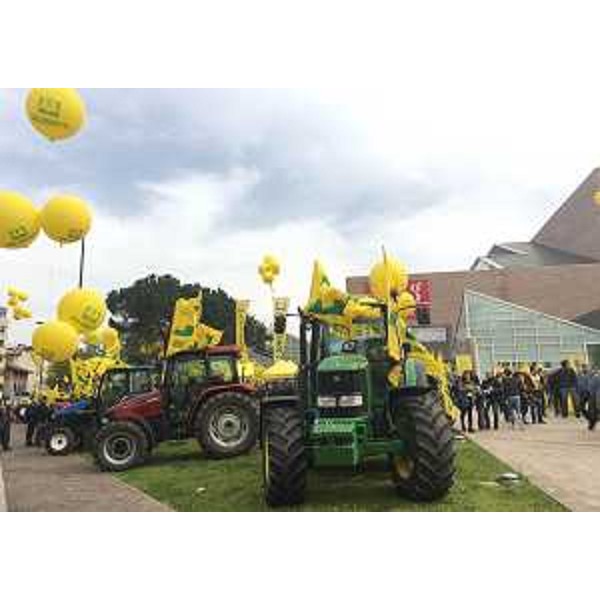 Manifestazione della Coldiretti intorno al Teatro Nuovo - Udine 02/04/2016
