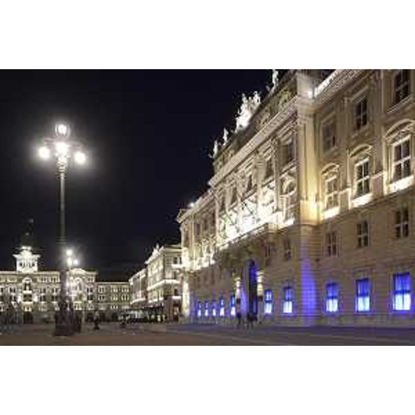 Palazzo della Regione Friuli Venezia Giulia in piazza Unità d'Italia con le luci blu per la Giornata mondiale della consapevolezza sull'autismo - Trieste 01/04/2016