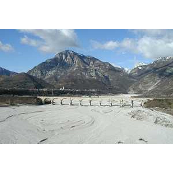 Il greto del Torrente Cellina, il Ponte della Ferrovia con littorina e l'abitato di Montereale Valcellina (Pordenone) sovrastato dal Monte Fara. Foto: Archivio del Corpo forestale regionale - Marco Pradella 
