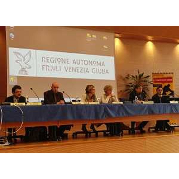 Stefano Marconi (Responsabile Direzione interregionale Lavoro - Venezia), Renzo Simoni e Giovanni Perin (Gruppo tecnico regionale edilizia), Maria Sandra Telesca (Assessore regionale Salute), Nora Coppola (Direzione centrale Salute - Area Promozione Salute e Prevenzione - Regione FVG), Barbara Alessandrini (Responsabile Struttura Prevenzione AAS n. 3), Luigi Adamo (Gruppo tecnico regionale edilizia) al convegno "Legato non cado" sulla legge regionale n. 24 del 16 ottobre 2015, nell'Auditorium della Regione FVG - Udine 05/04/2016