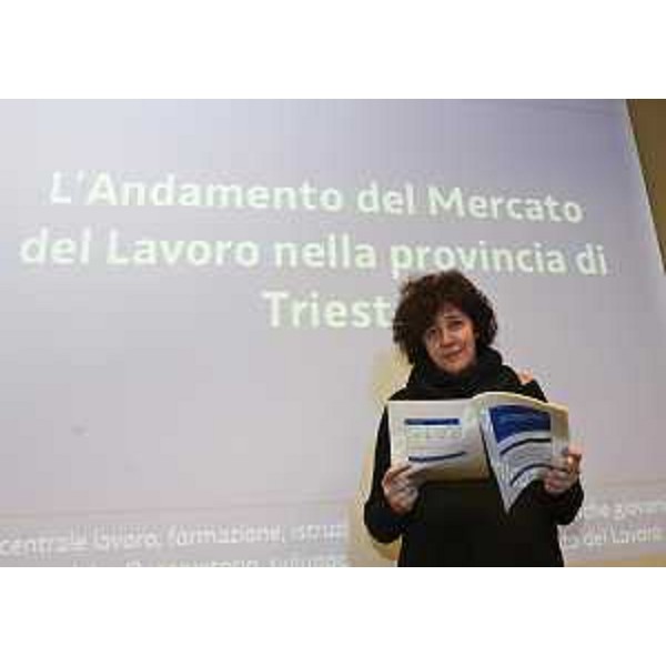 Loredana Panariti (Assessore regionale Lavoro, Formazione, Istruzione, Pari Opportunità, Politiche giovanili, Ricerca e Università) all'incontro con le organizzazioni sindacali per fornire le indicazioni sull'andamento del mercato del lavoro nella provincia di Trieste, nella Sala Tessitori del Consiglio regionale - Trieste 05/04/2016