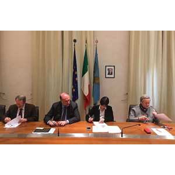 Nicola Delli Quadri (Commissario straordinario AOU "Ospedali Riuniti" Trieste e AAS n. 1 "Triestina"), Roberto Cosolini (Sindaco Trieste), Debora Serracchiani (Presidente Regione Friuli Venezia Giulia) e Maria Teresa Bassa Poropat (Presidente Provincia Trieste) alla firma del Protocollo per il coordinamento dei controlli e dello scambio di informazioni sulla prevenzione delle malattie professionali dei lavoratori dell'Impianto siderurgico di Servola - Trieste 05/04/2016
