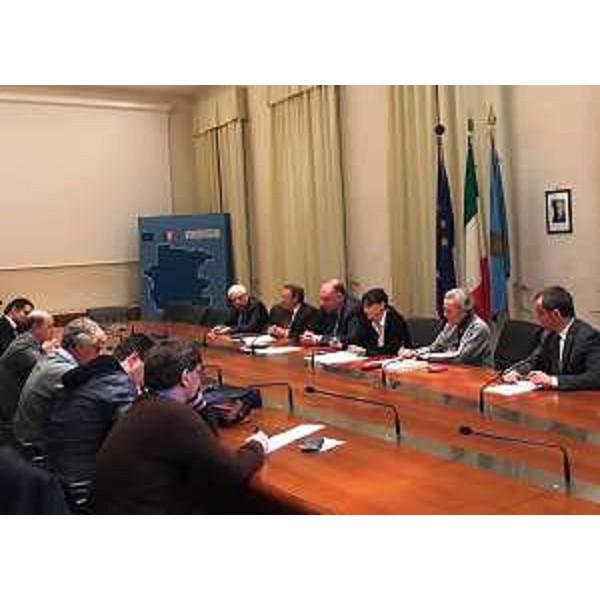 Vittorio Zollia (Assessore Ambiente Provincia Trieste), Nicola Delli Quadri (Commissario straordinario AOU "Ospedali Riuniti" Trieste e AAS n. 1 "Triestina"), Roberto Cosolini (Sindaco Trieste), Debora Serracchiani (Presidente Regione Friuli Venezia Giulia), Maria Teresa Bassa Poropat (Presidente Provincia Trieste) e Luca Marchesi [Direttore Agenzia Regionale Protezione Ambiente (ARPA) FVG] al Tavolo per la firma del Protocollo per il coordinamento dei controlli e dello scambio di informazioni sulla prevenzione delle malattie professionali dei lavoratori dell'Impianto siderurgico di Servola - Trieste 05/04/2016