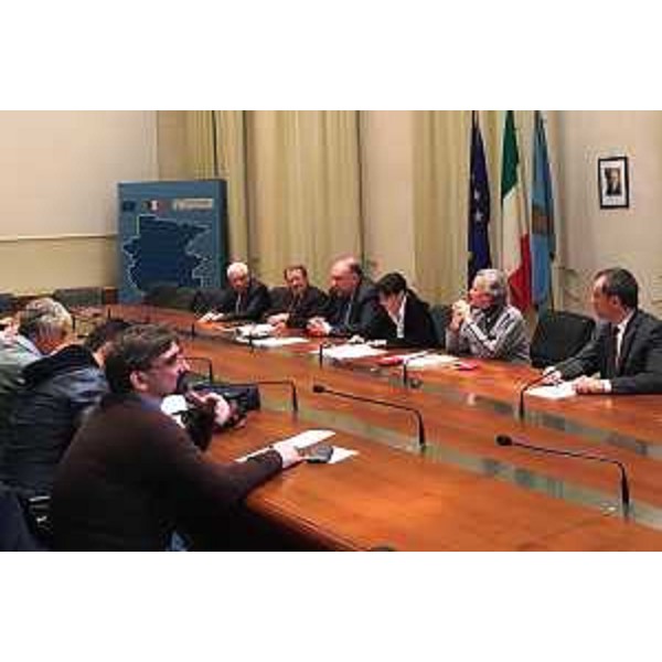 Vittorio Zollia (Assessore Ambiente Provincia Trieste), Nicola Delli Quadri (Commissario straordinario AOU "Ospedali Riuniti" Trieste e AAS n. 1 "Triestina"), Roberto Cosolini (Sindaco Trieste), Debora Serracchiani (Presidente Regione Friuli Venezia Giulia), Maria Teresa Bassa Poropat (Presidente Provincia Trieste) e Luca Marchesi [Direttore Agenzia Regionale Protezione Ambiente (ARPA) FVG] al Tavolo per la firma del Protocollo per il coordinamento dei controlli e dello scambio di informazioni sulla prevenzione delle malattie professionali dei lavoratori dell'Impianto siderurgico di Servola - Trieste 05/04/2016