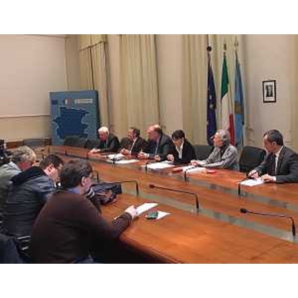 Vittorio Zollia (Assessore Ambiente Provincia Trieste), Nicola Delli Quadri (Commissario straordinario AOU "Ospedali Riuniti" Trieste e AAS n. 1 "Triestina"), Roberto Cosolini (Sindaco Trieste), Debora Serracchiani (Presidente Regione Friuli Venezia Giulia), Maria Teresa Bassa Poropat (Presidente Provincia Trieste) e Luca Marchesi [Direttore Agenzia Regionale Protezione Ambiente (ARPA) FVG] al Tavolo per la firma del Protocollo per il coordinamento dei controlli e dello scambio di informazioni sulla prevenzione delle malattie professionali dei lavoratori dell'Impianto siderurgico di Servola - Trieste 05/04/2016