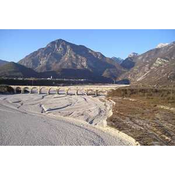 Il greto del Torrente Cellina, il Ponte della Ferrovia e l'abitato di Montereale Valcellina (Pordenone) sovrastato dal Monte Fara. Foto: Archivio del Corpo forestale regionale - Marco Pradella