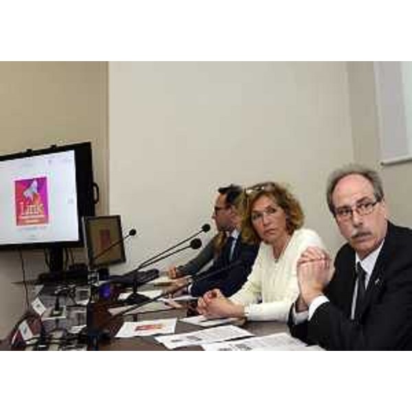 Daniela Schifani-Corfini Luchetta (Presidente Fondazione Luchetta Ota D'Angelo Hrovatin) e Gianni Torrenti (Assessore regionale Cultura) alla conferenza stampa di presentazione della seconda edizione del Festival "Link - Premio Luchetta incontra", nella sede della Regione FVG - Trieste 05/04/2016