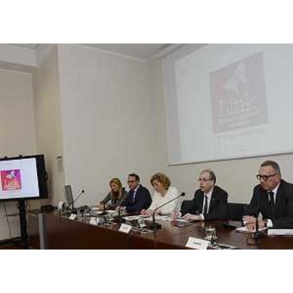 Daniela Schifani-Corfini Luchetta (Presidente Fondazione Luchetta Ota D'Angelo Hrovatin) e Gianni Torrenti (Assessore regionale Cultura) e Giovanni Marzini (Segretario giuria Premio giornalistico Luchetta) alla conferenza stampa di presentazione della seconda edizione del Festival "Link - Premio Luchetta incontra", nella sede della Regione FVG - Trieste 05/04/2016