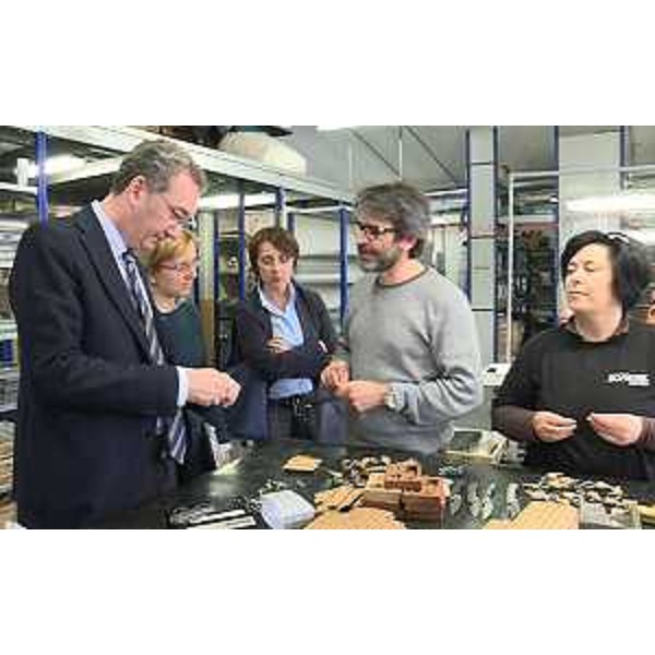 Sergio Bolzonello (Vicepresidente Regione FVG e assessore Attività produttive) visita la Coltelleria LionSteel S.a.s. accompagnato dal titolare Gianni Pauletta - Maniago 05/04/2016